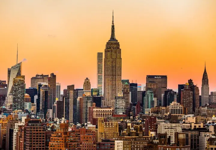 Widok na panoramę Nowego Jorku z Empire State Building w zachodzącym słońcu.