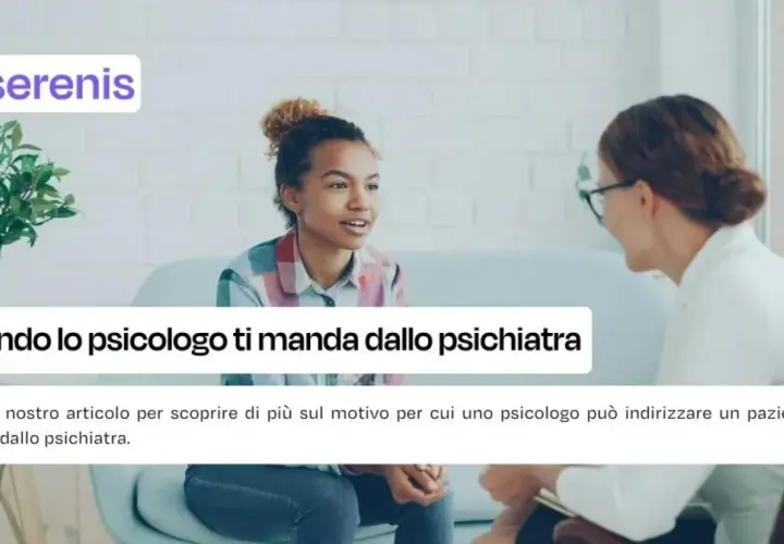 Una giovane donna parla con un professionista. Il testo dice: "Quando lo psicologo ti manda dallo psichiatra".