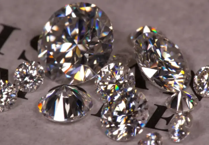 Glitzernde Zirkonia Steine, die das Licht brechen. Ihre Bedeutung liegt in ihrer Brillanz und ihrem Feuer, ähnlich wie bei Diamanten.