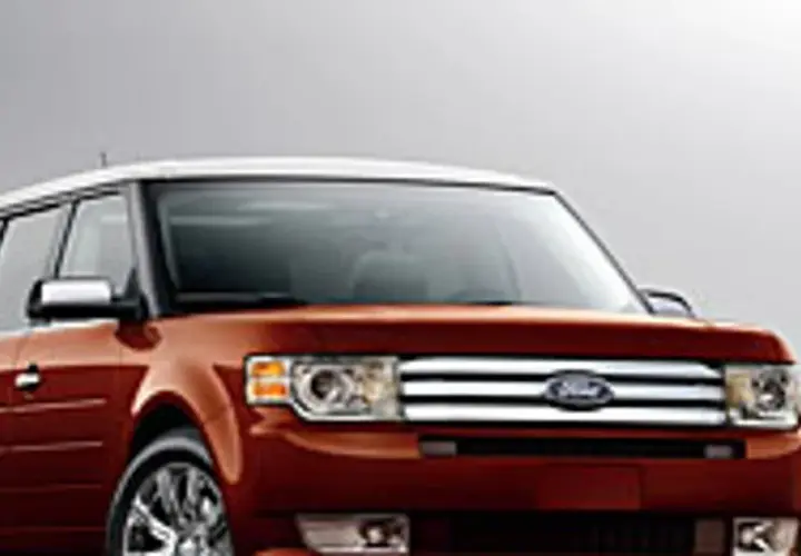 Pomarańczowy Ford Flex z białym dachem, gotowy na rodzinną podróż.