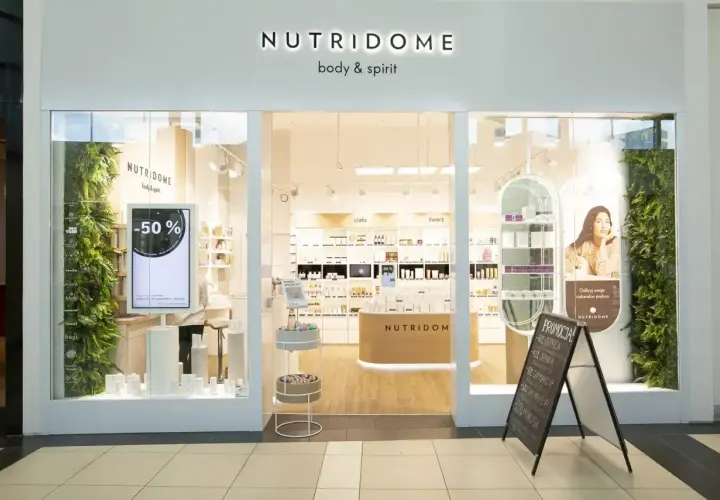 Sklep Nutridome z kosmetykami. W witrynie ekran z promocją -50%. Warto sprawdzić nutridome opinie przed zakupami.
