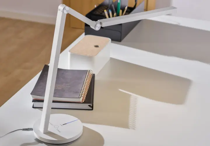 Nowoczesna lampka biurkowa z regulowanym ramieniem. Idealna do pracy, zastanawiasz się, jaka żarówka do lampki biurkowej będzie najlepsza? Ta lampka ma wbudowane LED.