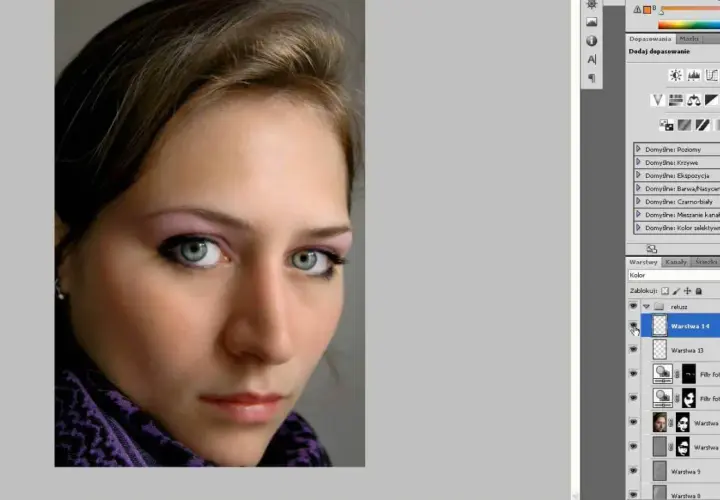 Portret kobiety z makijażem oczu, obok panel warstw w programie Photoshop. To może być część photoshop samouczek po polsku.