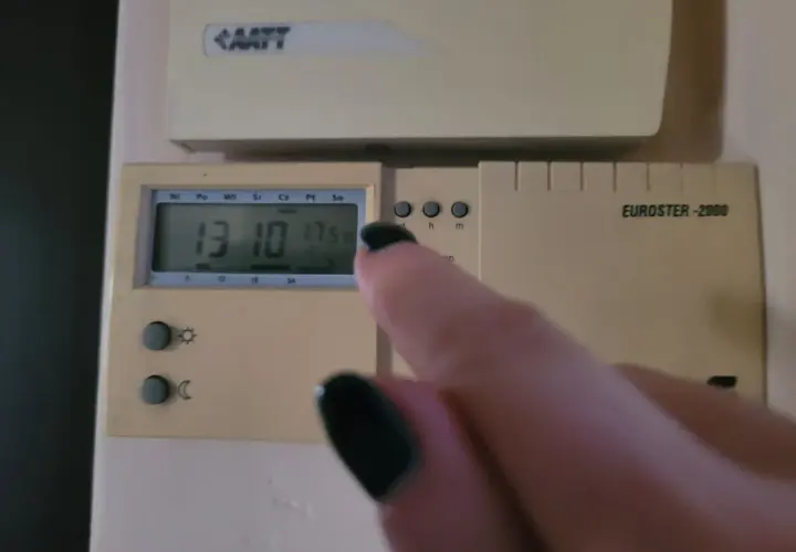 Cyfrowy termostat pokazuje 17.5°C. To dobra temperatura na piec gazowy, aby zapewnić komfort i oszczędność.