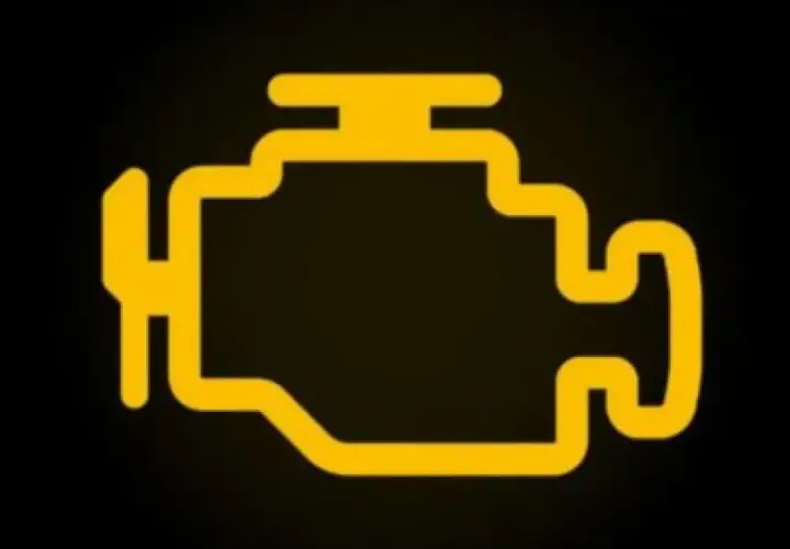 Luz de fallo de inyección encendida. El testigo del motor indica un problema, quizás con los inyectores.