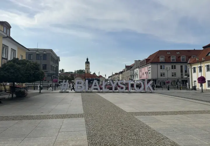#BIAŁYSTOK na starówce. Monumentalne litery zapraszają do zwiedzania urokliwego rynku.