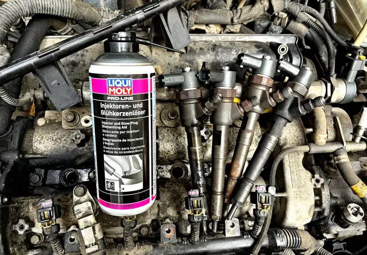 Moment dokręcania wtryskiwaczy Mercedes 2.2 CDI. Płyn Liqui Moly ułatwia demontaż.