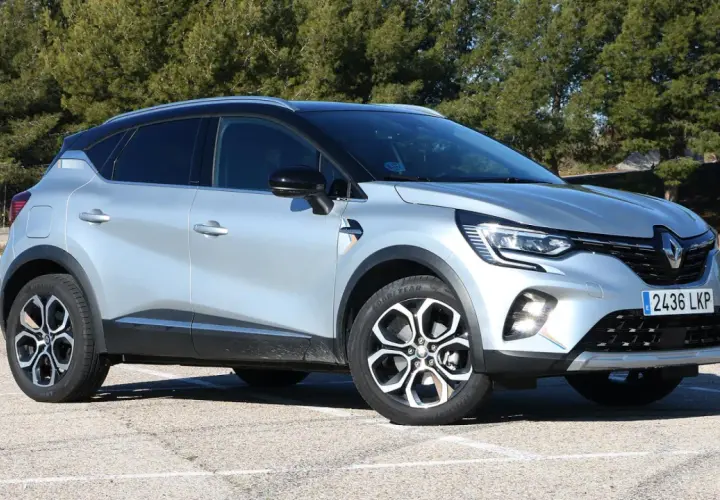 Renault Captur E-Tech, un SUV plateado con detalles negros, estacionado al aire libre. ¿Problemas?