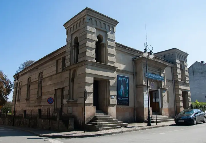 Dawna synagoga w Nowym Sączu, dziś centrum kultury. Monumentalna budowla z charakterystyczną wieżyczką i ozdobnym fryzem.