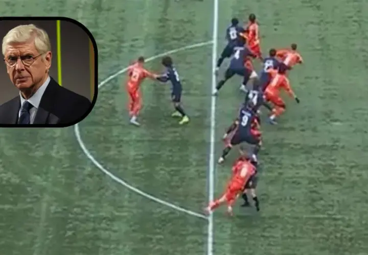 Arsene Wenger patrzy na boisko, gdzie piłkarze w czerwonych i granatowych strojach tworzą szpaler.