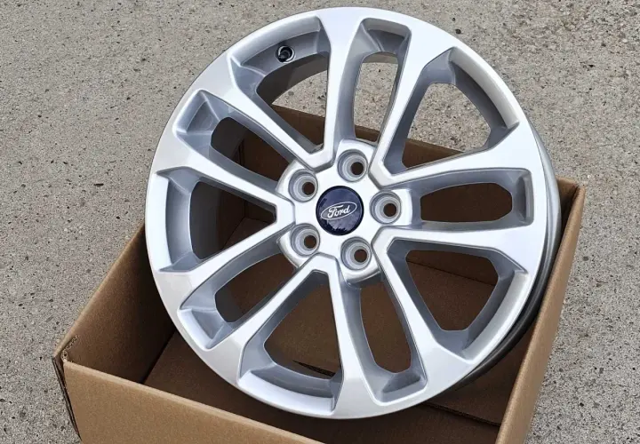 Srebrna felga Ford Mondeo MK4, idealna do wyboru odpowiedniego rozmiaru opon.