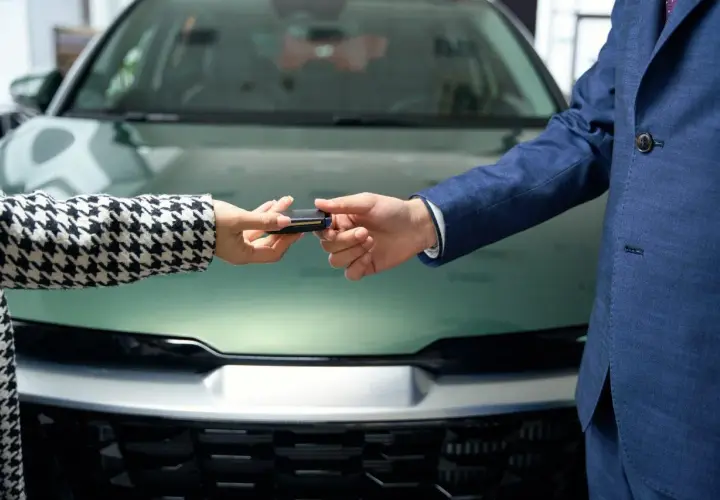 Passaggio di chiavi auto, un modo per vendere auto defunto senza successione.