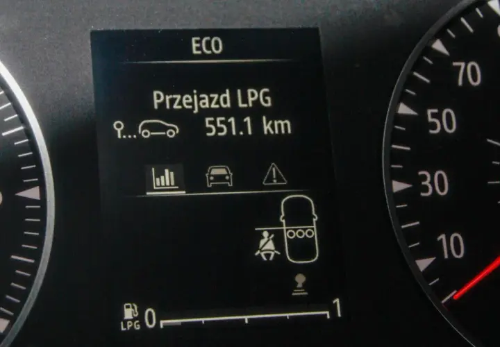Dacia Sandero: kontrolki informują o przejeździe LPG 551.1 km. Widoczny wskaźnik poziomu LPG na 0.