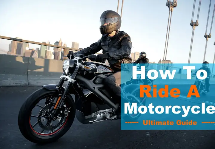 Impara come guidare una moto con questa guida definitiva. Due motociclisti sfrecciano su un ponte con lo skyline di New York sullo sfondo.