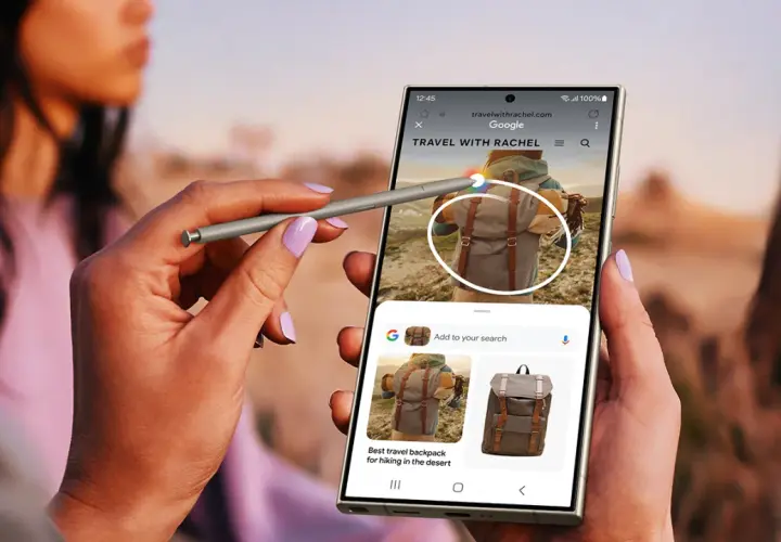 Dłoń z rysikiem S Pen używa funkcji Samsung Galaxy AI do wyszukiwania plecaka podróżnego na telefonie.