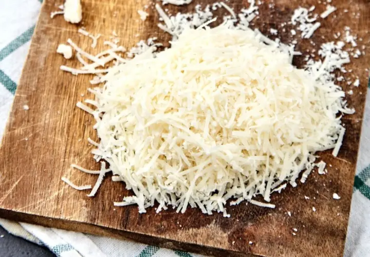 Stos parmezanu **parmigiano reggiano do czego** użyć? Idealny do posypania makaronu, risotto, zup i sałatek.