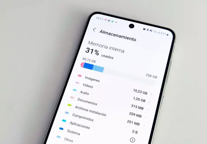 Pantalla de móvil mostrando el uso de almacenamiento. Aprende cómo vaciar la nube y liberar espacio.