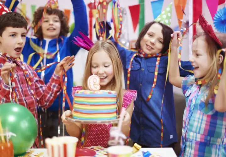 Niños celebrando un cumpleaños con pastel y globos. ¡Muchas actividades divertidas para niños!
