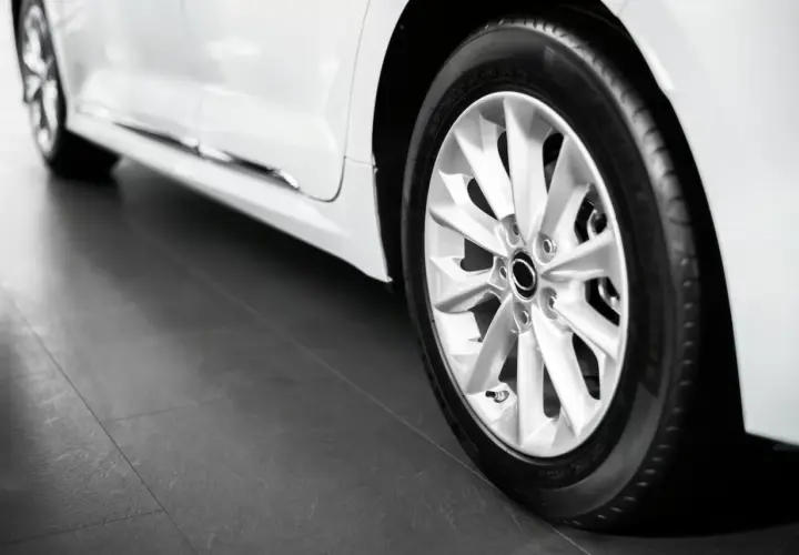 Biała Mercedes A klasa z felgami i oponami. Rozmiar opon jest kluczowy dla komfortu jazdy.