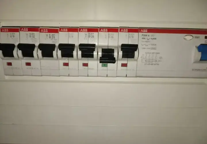 Panel z bezpiecznikami nadlicznikowymi marki ABB.