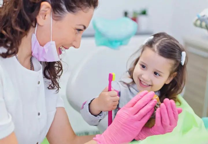 Kiedy pierwszy raz do dentysty? Kluczowe informacje dla rodziców