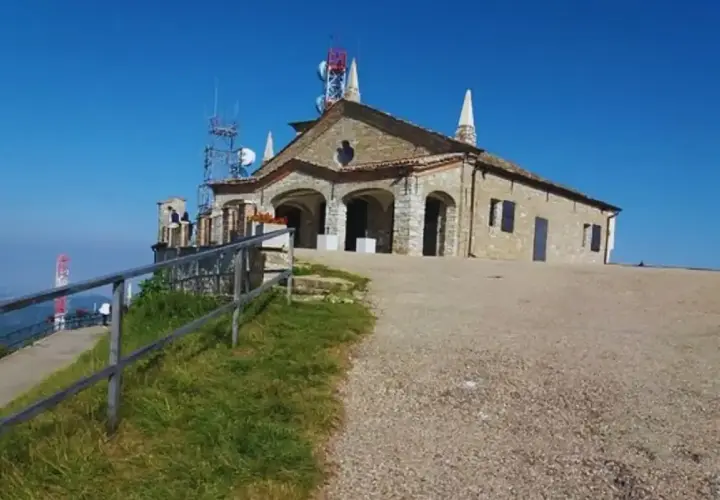 Edificio storico con antenne sul Monte Penice. Cosa vedere: la vista panoramica e l'architettura.