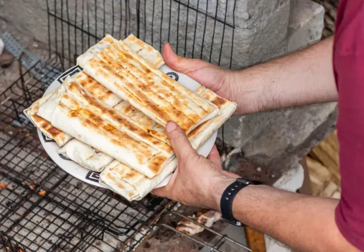 Talerz pełen pysznego, grillowanego kebab z wieprzowiny, gotowy do podania.