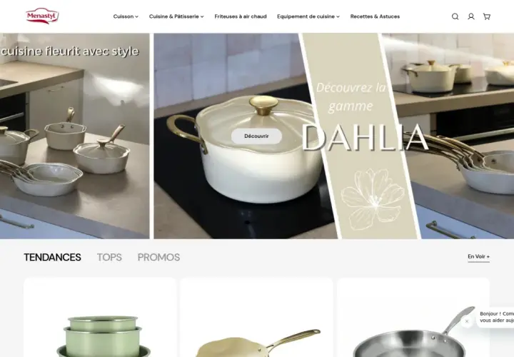Une belle cocotte inox four et des poêles empilées sur un plan de travail. La gamme Dahlia est mise en avant.
