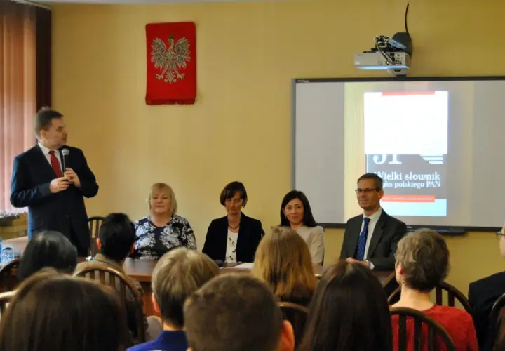 Prezentacja na temat Wielkiego słownika języka polskiego PAN z udziałem prelegentów i publiczności.