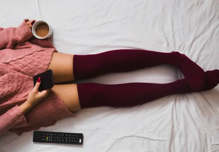 Stylizacje z zakolanówkami, które odmienią Twój look na każdą okazję
