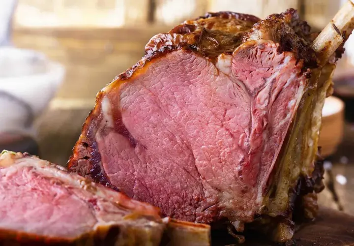 Un succulent côte de bœuf, cuit à la perfection avec la méthode reverse sear, révèle une chair rosée et tendre.