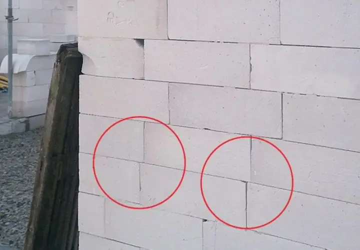 Ściana z bloczków suporeksu, zaznaczone miejsca wskazują na potrzebę użycia tarki do suporeksu do wyrównania powierzchni.