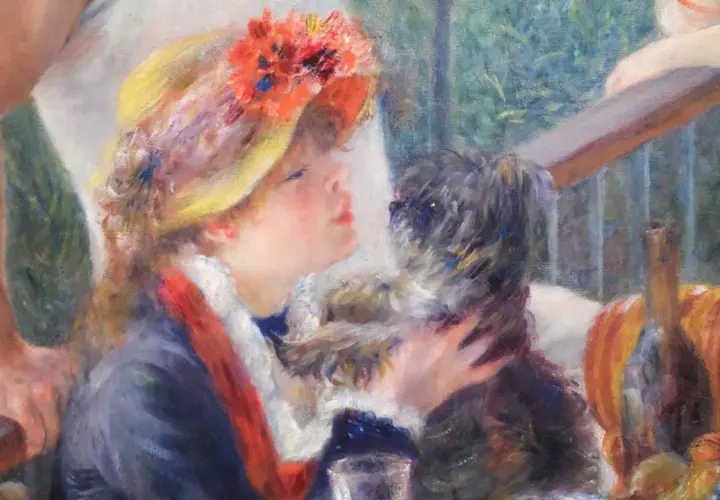 Une jeune femme coiffée d'un chapeau fleuri enlace un petit chien, dans le style d'un peintre impressionniste.