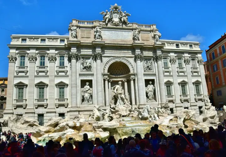 Fontana di Trevi, un capolavoro barocco. Vicino, scopri vicoli e piazze nascoste, un'esperienza unica per chi cerca cosa vedere vicino alla Fontana di Trevi.