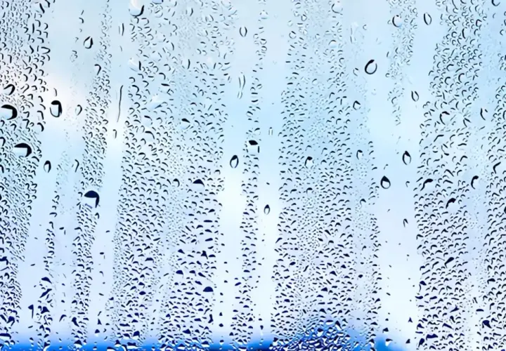 Kondenswasser auf Glas. Tipps, wie man Luft entfeuchten selber machen kann, um Schimmel vorzubeugen.