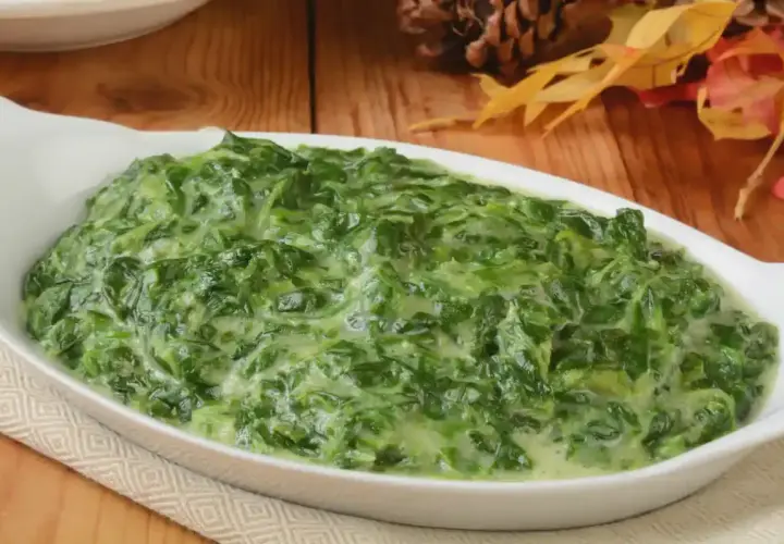 Un plat crémeux d'épinards, parfait pour accompagner votre repas. Une recette épinard simple et savoureuse.