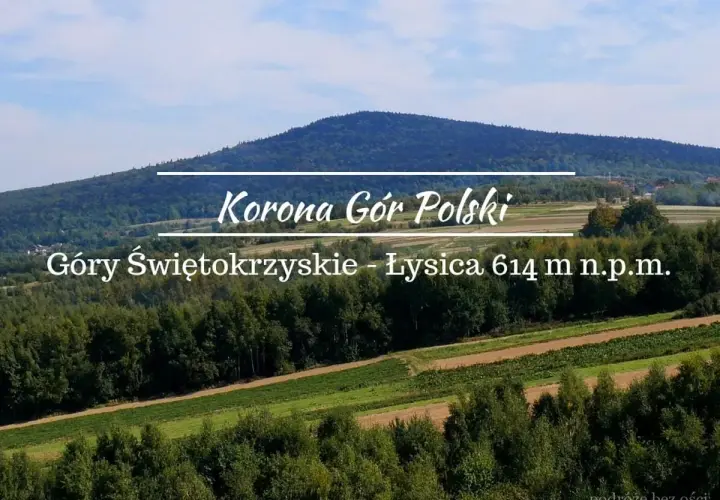 Łysica, najniższa góra w Polsce, wznosi się w Górach Świętokrzyskich. Widok na zielone wzgórza i pola.