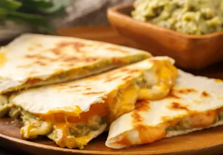 Szybka kolacja: złociste quesadillas z ciągnącym się serem i guacamole. Idealne na szybki posiłek.