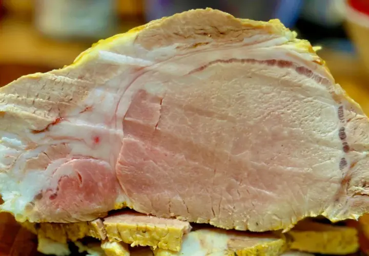 Schab gotowany na zimno? Niezawodny przepis na domową imprezę