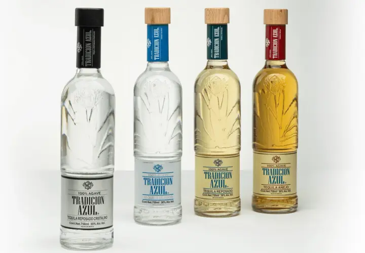 Cztery butelki tequili Tradicion Azul: blanco, reposado cristalino, reposado i añejo. Różnica między tequilą blanco, reposado a añejo w smaku i cenie jest widoczna w kolorze i etykietach.