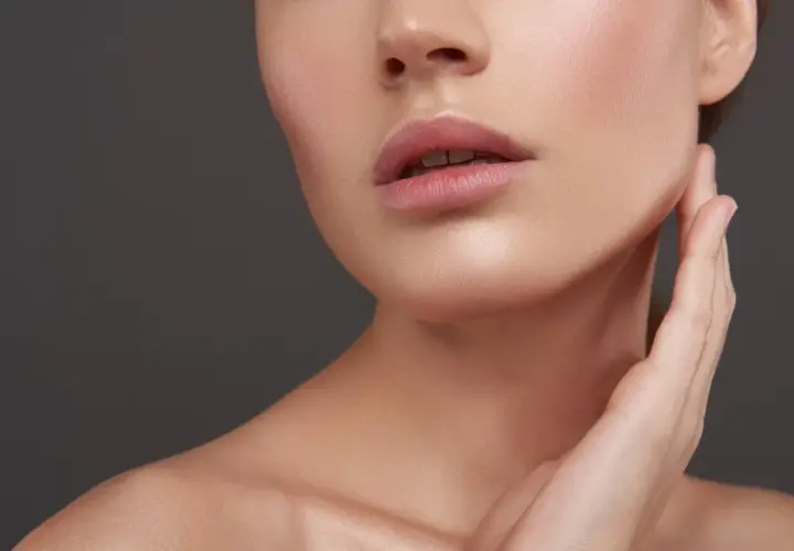 Labios rosados y piel luminosa, con un sutil **contouring cara alargada** que realza la estructura facial.