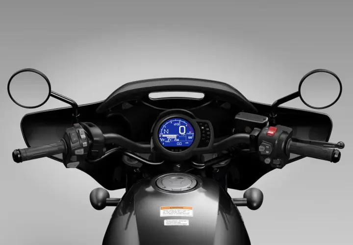 Panel de control de moto con pantalla digital mostrando RPM, velocidad y hora. El par motor de una moto se siente en la aceleración.