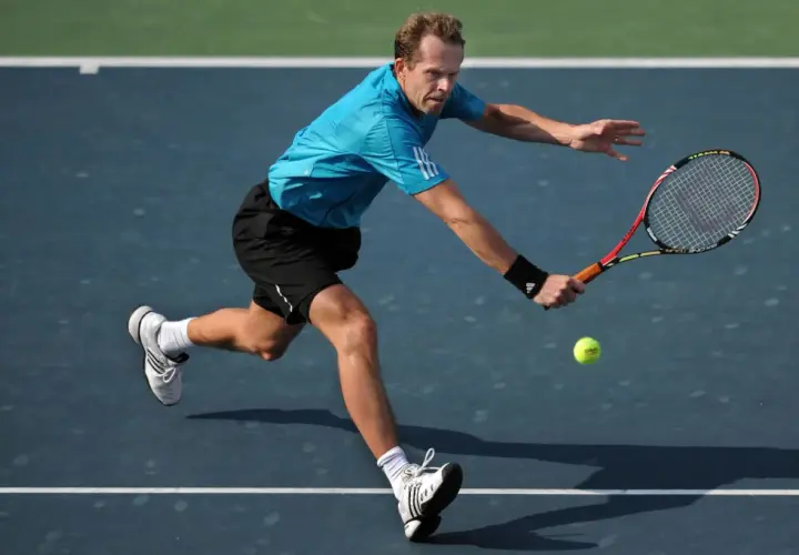 Stefan Edberg w akcji, uderza piłkę tenisową na korcie.