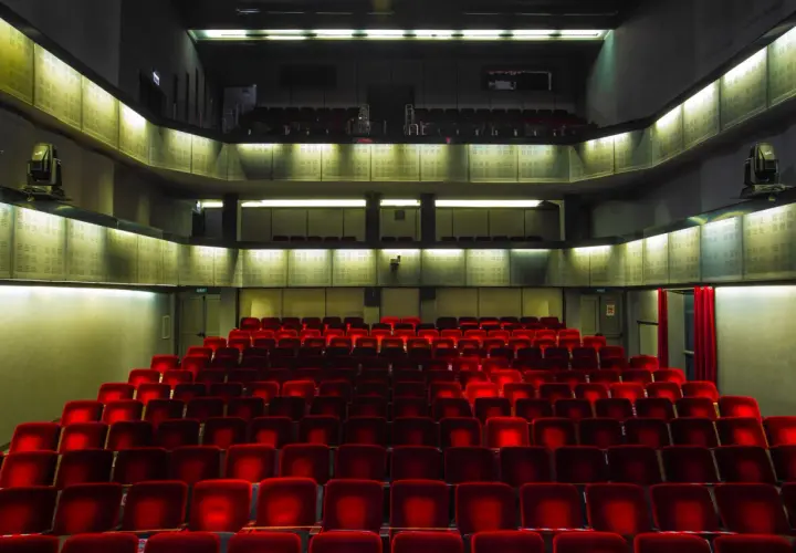 Puste, czerwone fotele w teatrze Bagatela im. Tadeusza Boya-Żeleńskiego czekają na widzów.