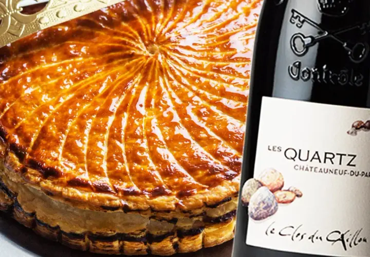 Galette des rois dorée et croustillante à côté d'une bouteille de Châteauneuf-du-Pape. Le parfait accord pour savoir que boire avec galette des rois.