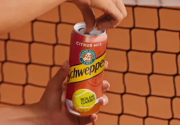Otwierana puszka Schweppes Citrus Mix z logo Roland Garros. Czy schweppes jest zdrowy? To pytanie zadaje sobie wielu, ale orzeźwienie po wysiłku jest bezcenne.