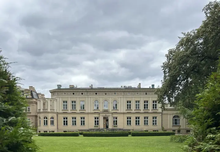 Pałac w Ostromecku, z pięknym ogrodem i zielenią, to jedna z głównych atrakcji regionu.