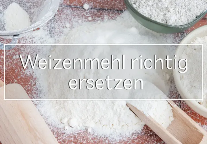 Mehlhaufen mit Sieb und Holzschaufel. Hier erfährst du, wie du Weizenmehl richtig ersetzen kannst, auch wenn du kein Mehl Typ 00 vergleichbar hast.