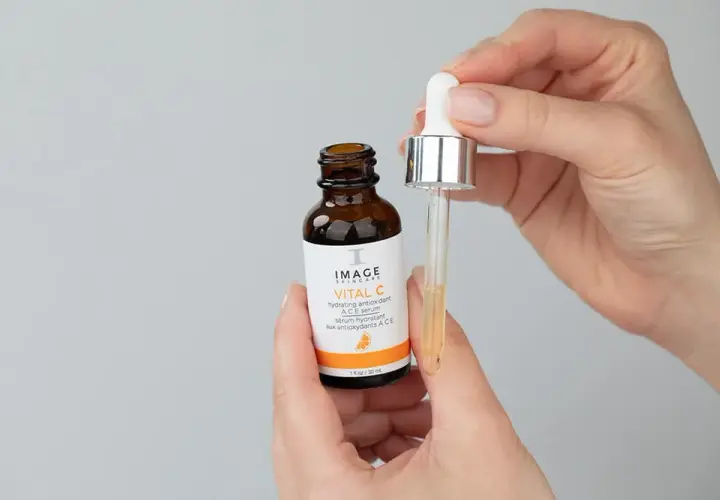 Serum z witaminą C: Jak wybrać idealne dla Twojej skóry?