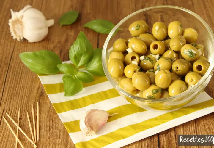 Olives vertes marinées à l'ail et aux herbes, parfaites pour une recette simple et savoureuse.